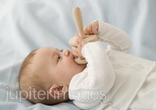 Lý do bé thích đưa mọi thứ vào miệng